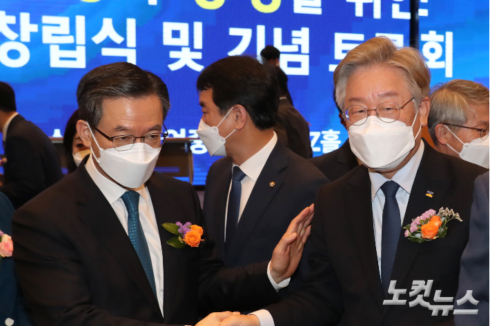 더불어민주당 정성호 의원(왼쪽)과 이재명 대선후보가 지난해 5월 함께한 모습. 박종민 기자