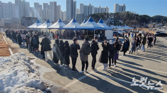 지난 6일 강릉시 유천 선별검사소에서 코로나19 진단 검사를 받기 위해 기다리고 있는 시민들. 전영래 기자