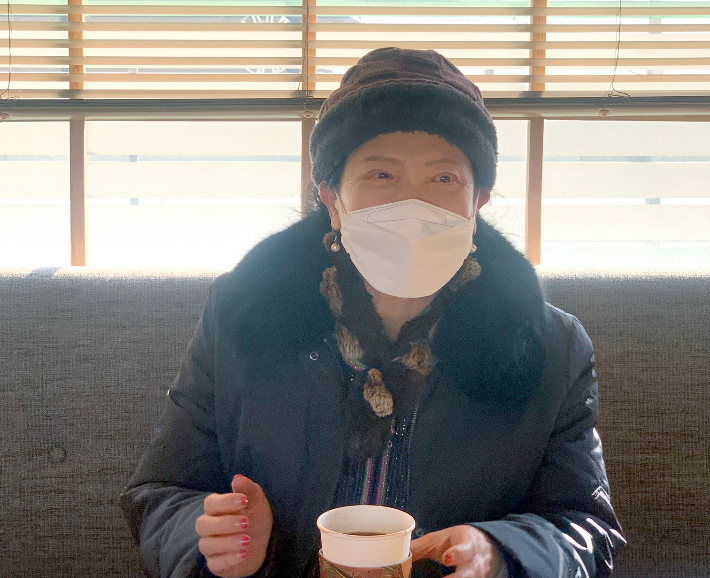 영화 '미싱타는 여자들'의 임미경 선생님이 13일 서울 종로구의 한 카페에서 CBS노컷뉴스와 인터뷰를 진행 중이다. ㈜영화사 진진 제공