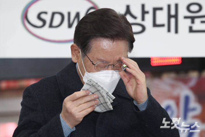 연설중 눈물을 닦는 더불어민주당 이재명 대선 후보. 국회사진취재단