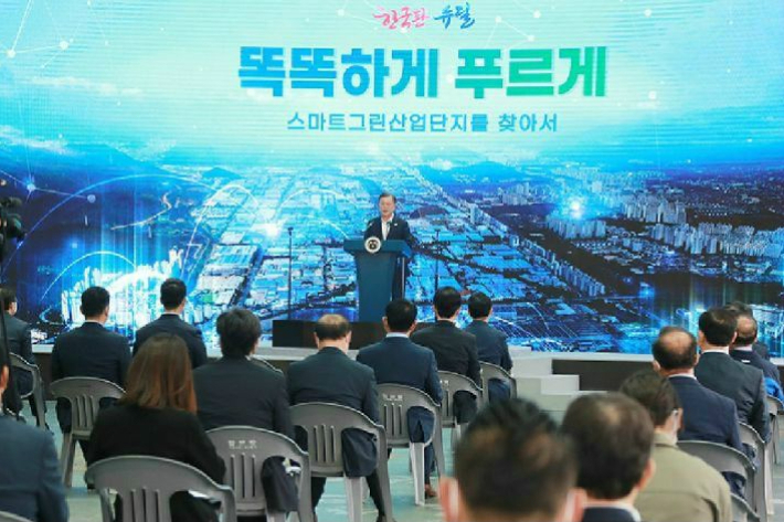 스마트그린산단을 추진 중인 경남 창원국가산업단지를 방문한 문재인 대통령. 경남도청 제공