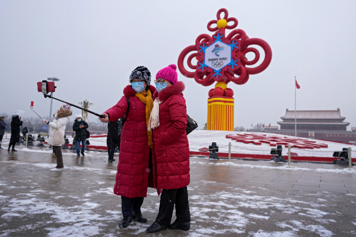 베이징 톈안먼 광장에 설치된 동계올림픽 조형물 앞에서 관광객들이 사진을 찍고 있다. 연합뉴스