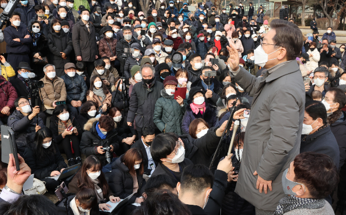  이재명 더불어민주당 대선후보가 지난 22일 서울시 송파구 석촌호수에서 즉석연설을 통해 지지를 호소하고 있다. 연합뉴스