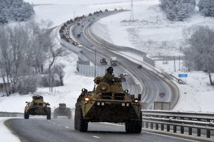 지난 18일(현지시간) 러시아군 장갑차들이 크림반도의 한 고속도로를 따라 이동하고 있다. 러시아는 우크라이나 동부 접경에 약 10만 명의 대군을 배치한 데 이어 우크라이나 북쪽의 벨라루스에도 병력을 집결시켜 군사적 긴장이 고조되고 있다. 연합뉴스