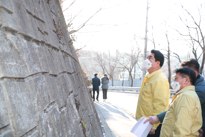 박준희 구청장이 지난 18일 '성현로' 옹벽에 대한 사전 점검을 펼치고 있는 모습.  관악구 제공 