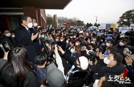 이재명 더불어민주당 대선 후보가 25일 오전 경기 포천시농업기술센터에 들어서며 시민들에게 발언하고 있다.