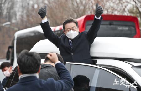 이재명 더불어민주당 대선 후보가 25일 오전 경기 포천시농업기술센터에서 열린 농업 공약 발표를 위해 하차하며 시민들을 향해 손을 들어보이고 있다.