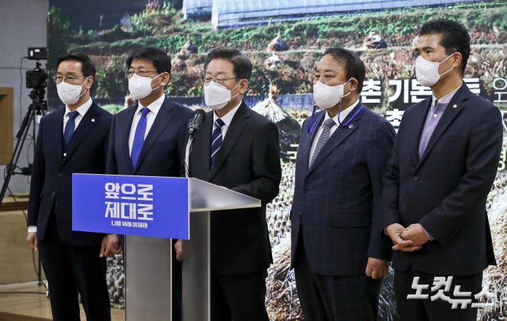 이재명 더불어민주당 대선 후보(가운데)가 25일 오전 경기 포천시농업기술센터에서 농업 공약을 발표하고 있다. 사진 왼쪽부터 더불어민주당 위성곤, 서삼석 의원, 이 후보, 이철휘 포천·가평 지역위원장, 이원택 의원.