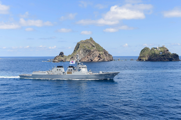 지난 2019년 8월 독도를 비롯한 인근 해역에서 열린 동해 영토수호 훈련에 참가한 세종대왕함이 독도 앞을 항해하고 있다. 해군 제공