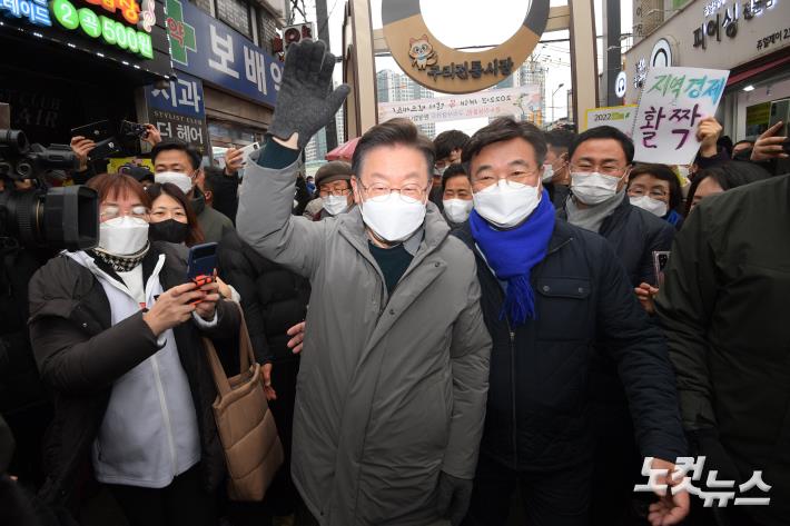 윤호중 원내대표와 구리전통시장 방문한 이재명