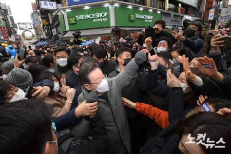 구미 시민들과 인사하는 이재명 대선후보