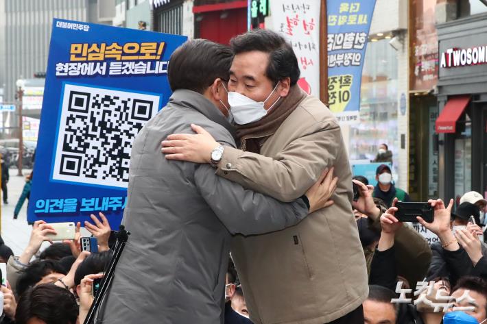 포옹하는 이재명-이낙연