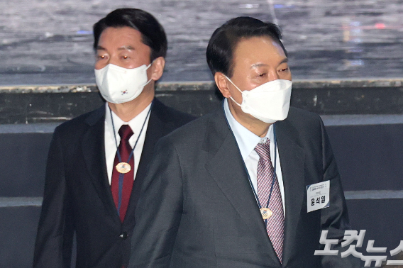 윤석열 국민의힘 대선후보(오른쪽)와 안철수 국민의당 대선후보가 무대를 내려가고 있다. 국회사진취재단