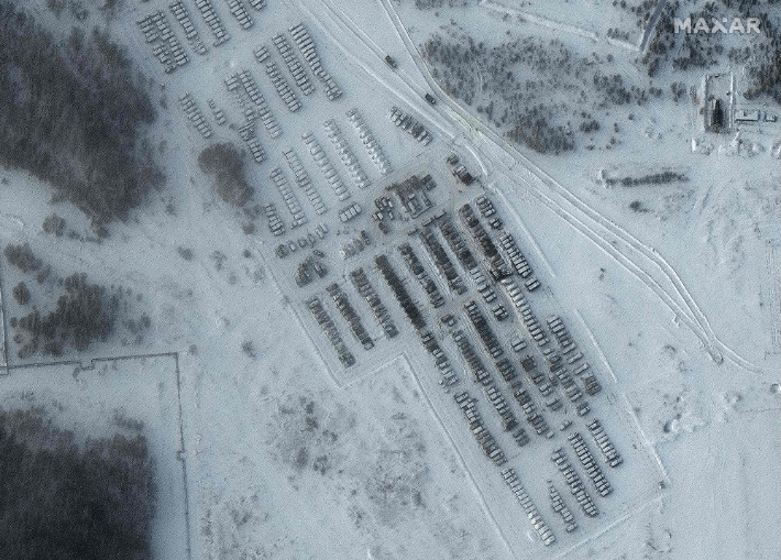 우크라 북부 인근에 배치된 러시아군 탱크와 지원 장비. 연합뉴스