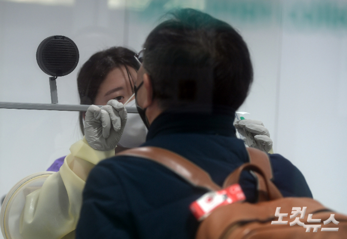 지난 21일 인천공항 코로나19 검사센터에서 출·입국하는 외국인, 시민들이 검사를 받고 있다. 이한형 기자