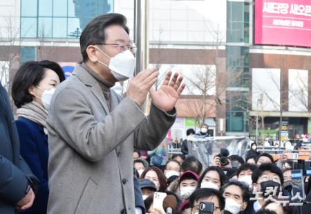 이재명 더불어민주당 대선후보가 26일 경기 고양시 덕양구 화정역 문화광장을 방문, 시민 및 지지자들앞에서 연설을 하고 있다.