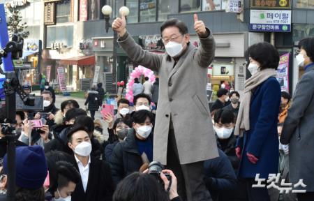 이재명 더불어민주당 대선후보가 26일 경기 고양시 덕양구 화정역 문화광장을 방문, 시민 및 지지자들앞에서 연설 후 엄지손가락을 치켜 올리고 있다.