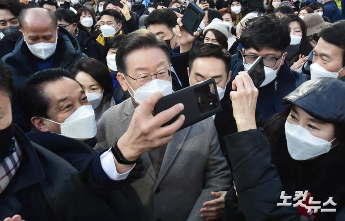 이재명 더불어민주당 대선후보가 26일 경기 고양시 덕양구 화정역 문화광장을 방문, 시민 및 지지자들앞에서 연설 후 차량으로 이동하며 시민과 셀카를 찍고 있다.