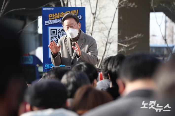 이재명 더불어민주당 대선 후보가 26일 오후 경기도 파주시 금촌역 광장에서 열린 거리연설에서 시민들에게 지지를 호소하고 있다.