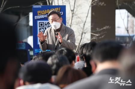 이재명 더불어민주당 대선 후보가 26일 오후 경기도 파주시 금촌역 광장에서 열린 거리연설에서 시민들에게 지지를 호소하고 있다.