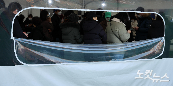 코로나19 선별검사소를 찾은 시민들이 검사를 받기 위해 줄을 서고 있다. 박종민 기자