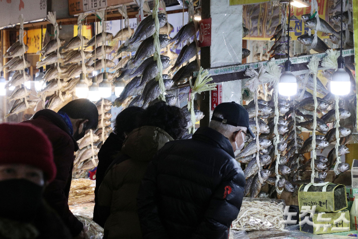 설 명절을 앞둔 20일 서울 종로구 광장시장에서 시민들이 굴비 등 제수용품을 살펴보고 있다. 박종민 기자