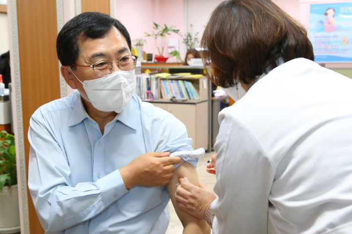 주낙영 경주시장이 지난달 13일 오전 보건소를 찾아 3차 백신 추가접종을 받고 있다. 경주시 제공