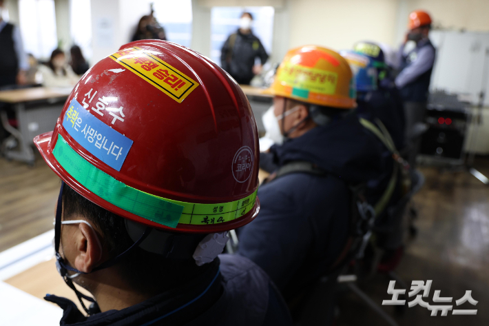 민주노총 건설노조 노동자들이 아파트 부실공사에 대한 증언을 하고 있다. 박종민 기자