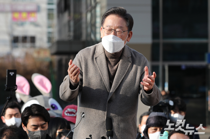 이재명 더불어민주당 대선 후보가 26일 오후 경기도 파주시 금촌역 광장에서 열린 거리연설에서 시민들에게 지지를 호소하고 있다. 국회사진취재단