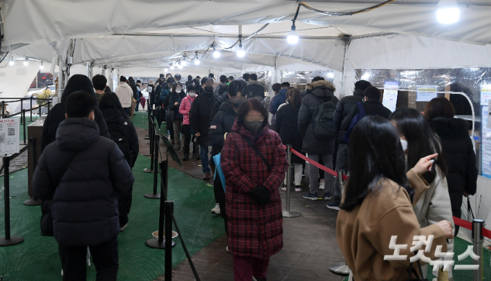 지난 25일 서울 송파구 코로나19 선별진료소에 시민들이 검사를 받기 위해 줄 서 있다. 이한형 기자