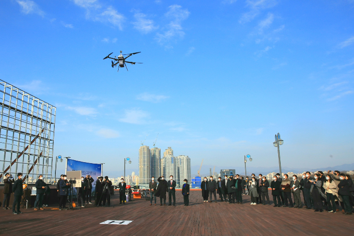 약 4km 거리의 목적지까지 음식과 책 배달에 나선 드론. 대구 수성구 제공