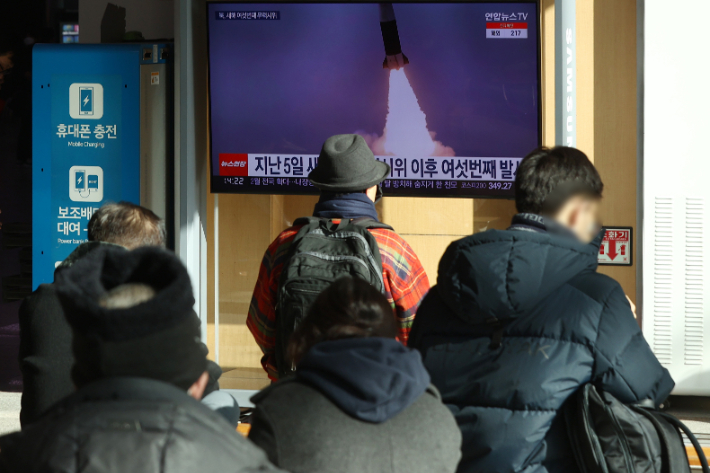 27일 오후 서울역 대합실에서 시민들이 북한의 단거리 탄도미사일 추정체 발사 관련 뉴스를 시청하고 있다. 연합뉴스