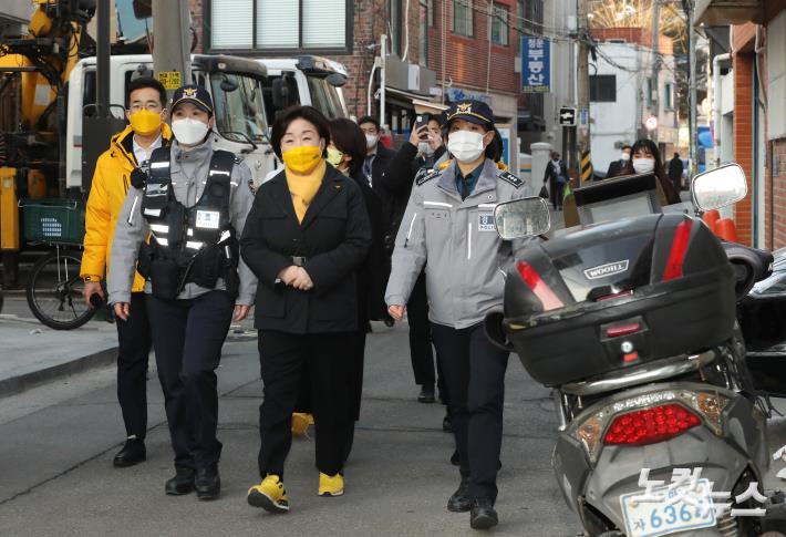 여성경찰관과 마포구 도보 순찰하는 심상정