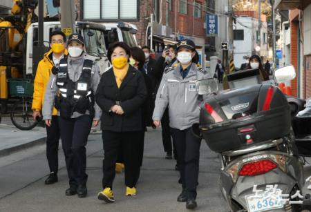 여성경찰관과 마포구 도보 순찰하는 심상정