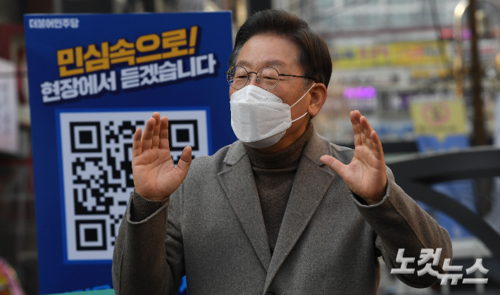 더불어민주당 이재명 대선후보가 26일 경기 광명시 철산로데오거리에서 지지를 호소하고 있다. 국회사진취재단