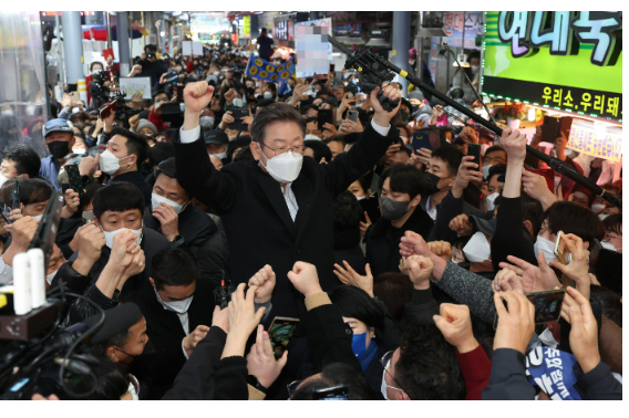 더불어민주당 이재명 대선 후보가 27일 광주 북구 말바우시장에서 광주 시민들과 만나고 있다. 연합뉴스