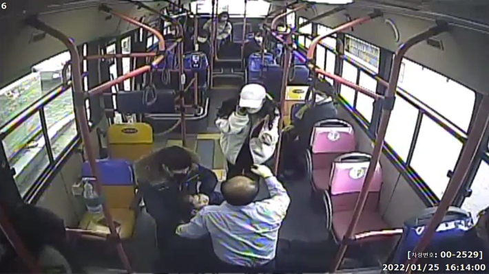 시내버스에서 갑자기 쓰러진 50대 남성에게 70번 버스 기사오 승객들이 응급조치를 하는 모습. 경주시 제공
