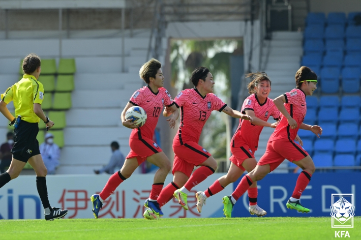 일본전에서 동점골을 터뜨린 뒤 기뻐하는 대표팀 선수들. 대한축구협회 제공