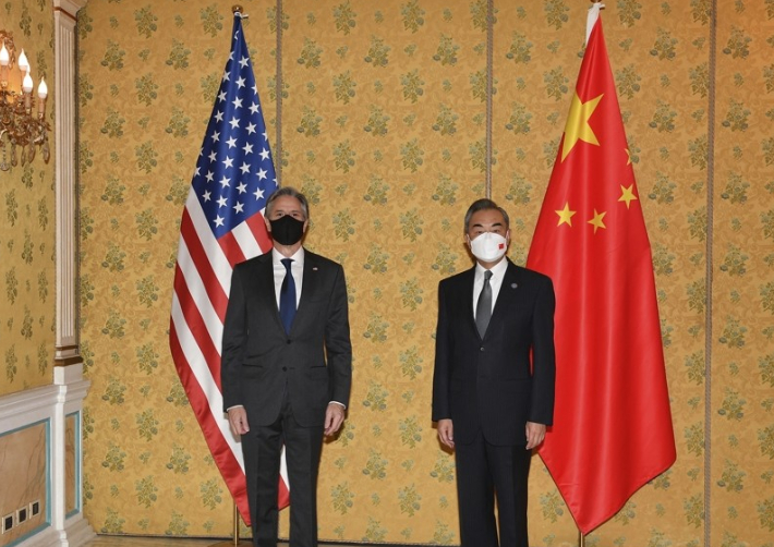 토니 블링컨(왼쪽) 미국 국무부 장관과 왕이(오른쪽) 중국 외교담당 국무위원 겸 외교부장(장관). 연합뉴스