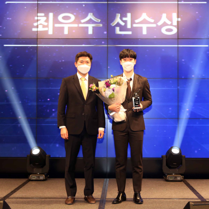 지난해 한국 탁구 최우수선수상을 받은 이상수(오른쪽)와 대한탁구협회 유승민 회장. 협회