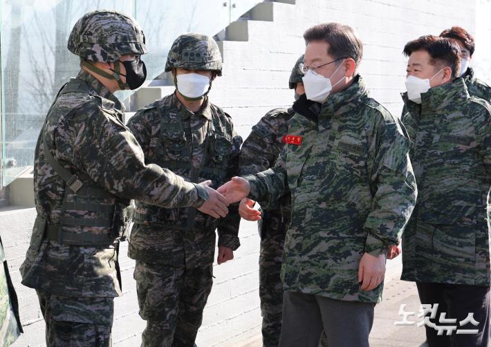 더불어민주당 이재명 대선후보가 28일 경기도 김포시 해병대 2사단 항공부대를 방문, MZ세대 장병과 인사하고 있다.