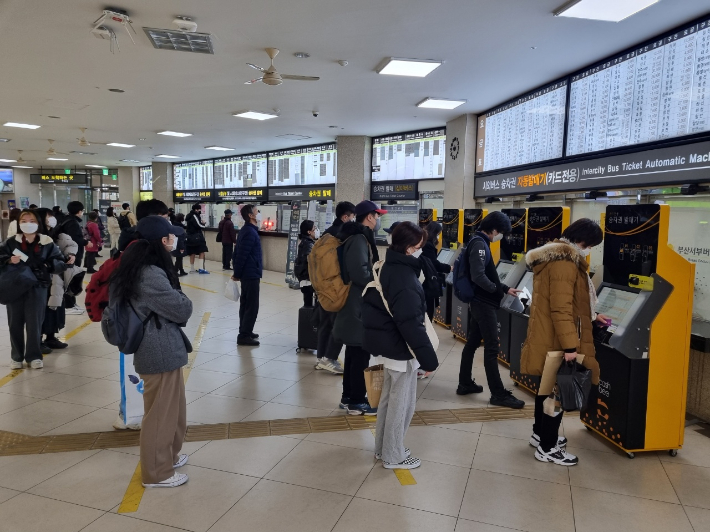설 명절을 앞둔 28일 부산서부시외버스터미널에서 승객들이 승차권을 사고 있다. 박진홍 기자