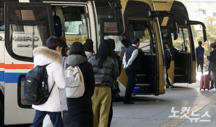 설 명절을 앞둔 28일 서울 서초구 고속버스터미널에서 귀성객들이 버스에 탑승하고 있다. 이한형 기자 