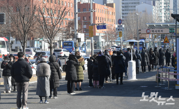 28일 서울 서초구 고속터미널역 인근에 마련된 임시선별검사소를 찾은 시민들이 검사를 받기 위해 대기하고 있다. 이한형 기자