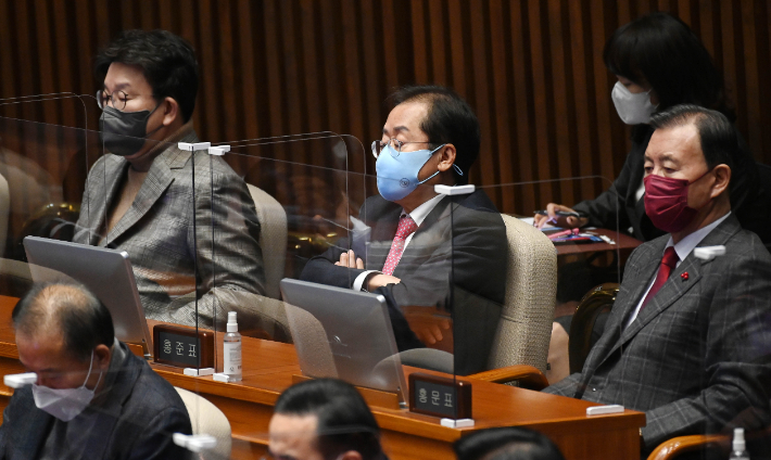 국민의힘 홍준표 의원이 27일 오후 열린 국회 본회의에 참석해 있다. 연합뉴스