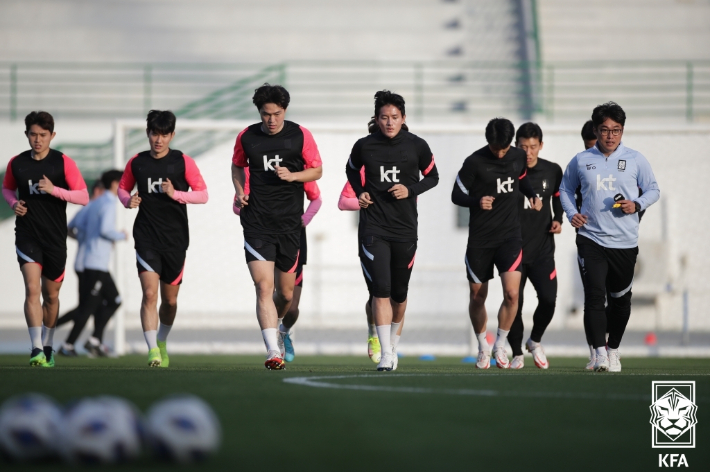 아랍에미리트 두바이 도착 후 훈련 중인 홍철(왼쪽 네 번 째)과 축구대표팀 선수들. 대한축구협회 제공
