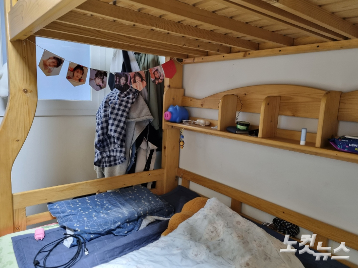 김금성군의 방 침대에 가수 아이유의 사진이 걸려 있다. 정성욱 기자