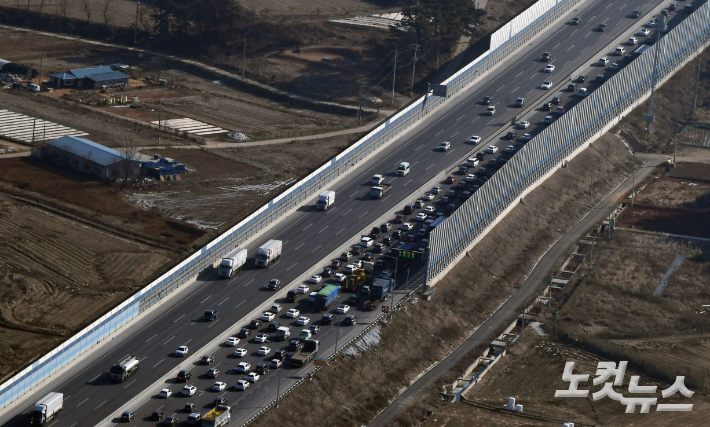 설날 연휴를 앞둔 28일 오후 서해안고속도로에서 귀성길에 오른 차량들이 지나고 있다. 이한형 기자