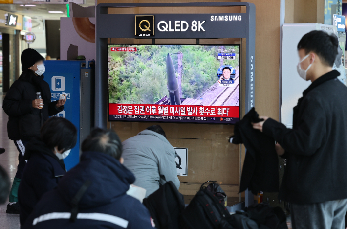 시민들이 서울역에서 30일 북한 미사일 발사와 관련한 뉴스를 시청하고 있다. 연합뉴스