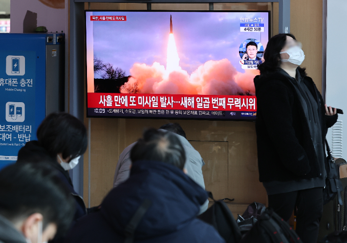 시민들이 30일 북한의 미사일 발사 관련 뉴스를 시청하고 있다. 연합뉴스